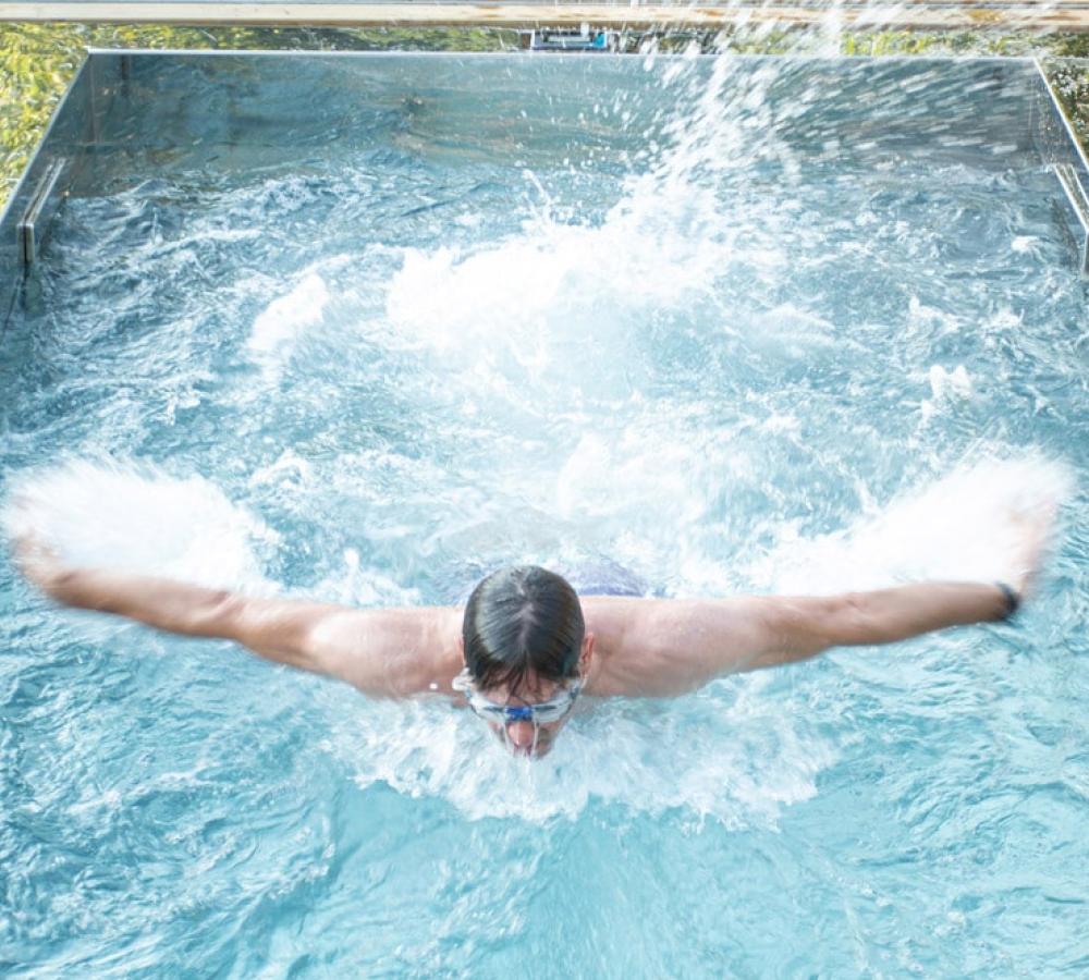 swimmer swimming against a counter current in an endless swimming pool